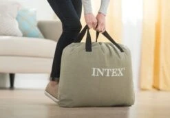 Intex Deluxe Pillow Rest Raised Luchtbed - Queensize - Ingebouwde Elektrische Pomp -Buiten Kamperen Verkoop 1320 1900 64136 inuse1 2017 300