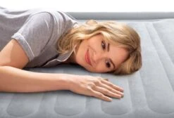 Intex Comfort Plush Hoog Luchtbed - Queensize - Ingebouwde Elektrische Pomp -Buiten Kamperen Verkoop 1320 1900 64414 inuse4 2022 300
