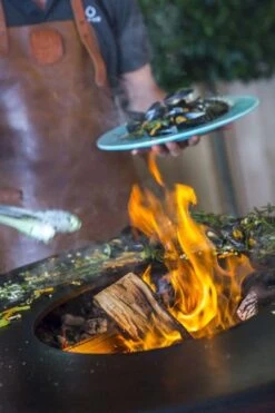 OFYR Classic Black 85 5 OFYR Classic Black 85 -Buiten Kamperen Verkoop 900 600 ofyr locatie shoot2166